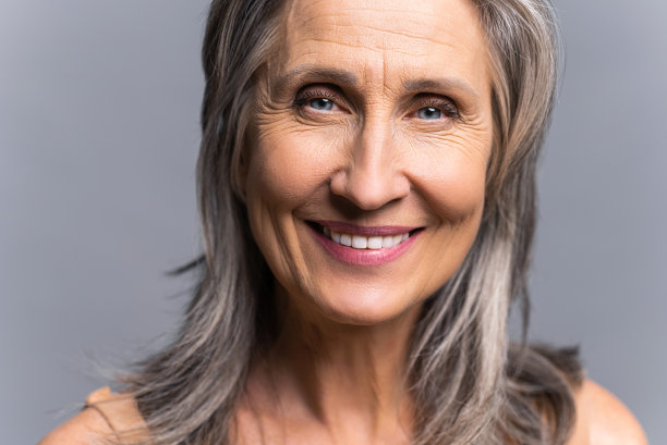 满脸皱纹的成熟女士看着相机，特写肖像图片下载