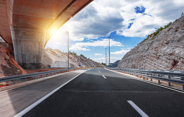 高速公路上有桥，路上有车。图片下载