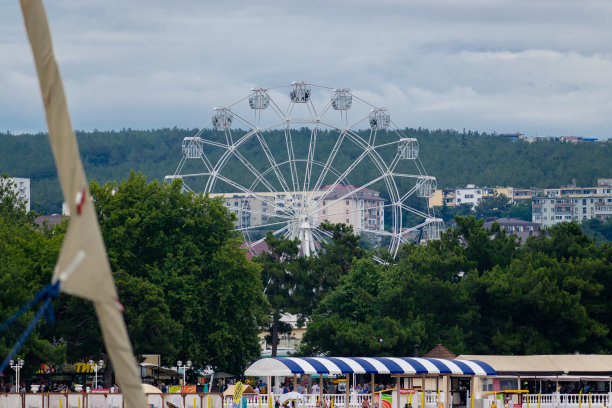 俄罗斯格伦兹克市的摩天轮图片下载