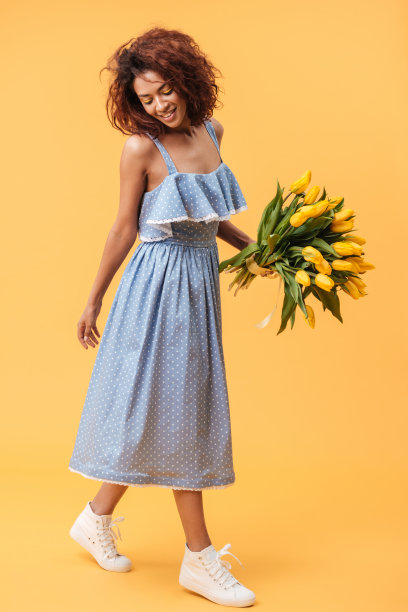 垂直图像高兴的非洲妇女捧花图片下载