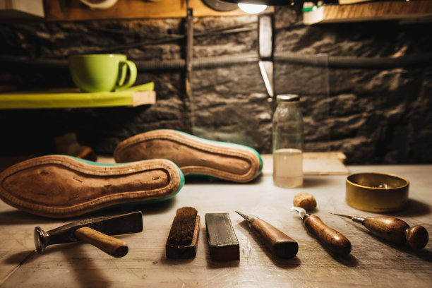 鞋类车间的桌子上放着鞋子和工具。图片下载