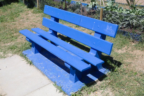 城市公园里的广场长椅图片下载