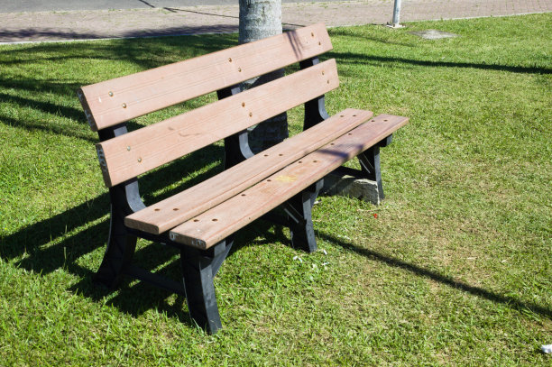 城市公园里的广场长椅图片下载