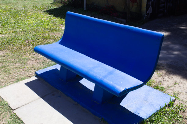 城市公园里的广场长椅图片下载