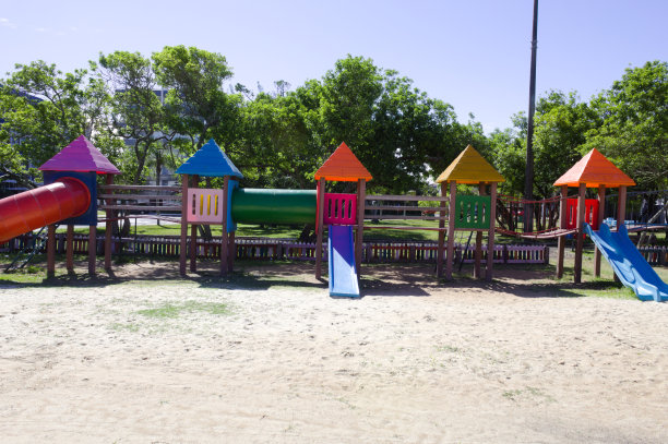 城市公园里给孩子们的玩具图片下载