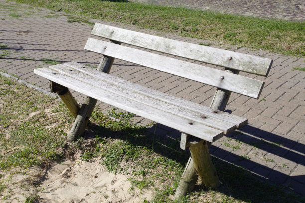 城市公园里的广场长椅图片下载