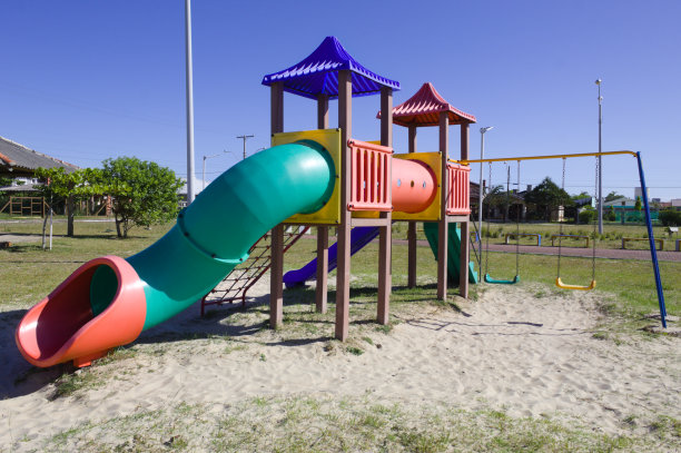 城市公园里给孩子们的玩具图片下载