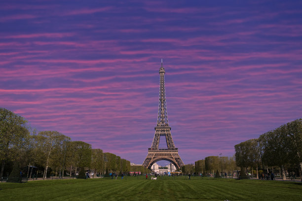 法国巴黎，埃菲尔铁塔和多云的天空图片下载