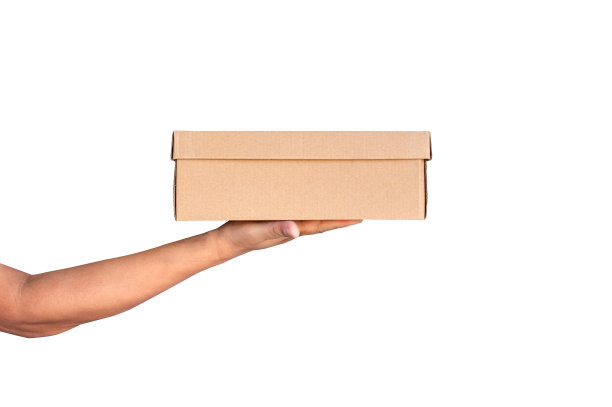 手拿牛皮纸包裹盒孤立在白色背景。邮差包的网上购物概念。图片下载