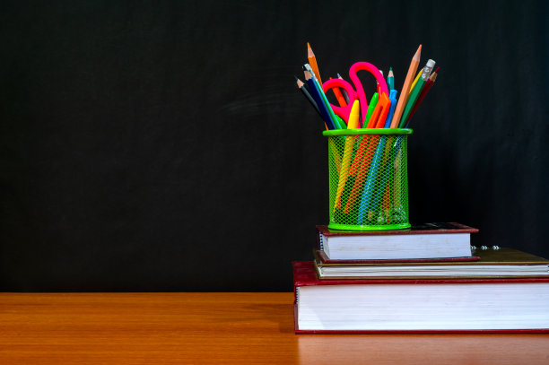 板书和各种文具放在木制书桌上。学校笔记本和各种文具。回到学校的概念。图片下载