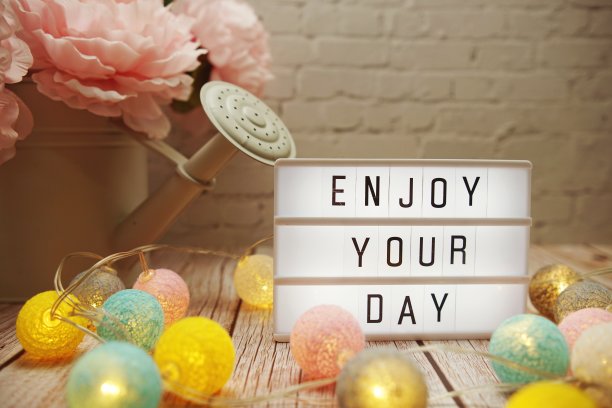 享受你的一天文本灯箱上的木制背景图片下载