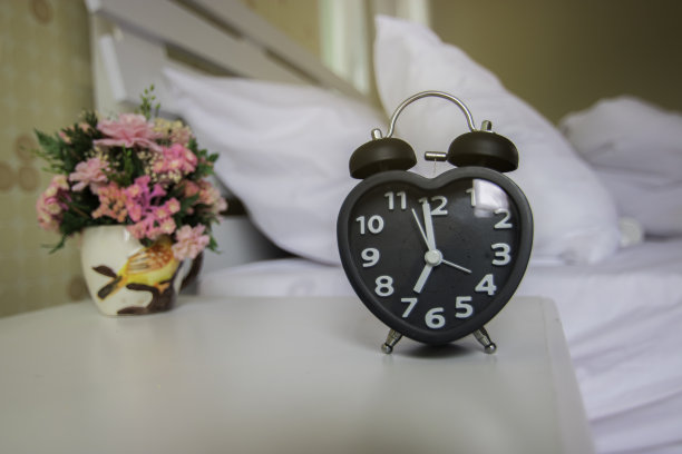 卧室里的闹钟图片下载