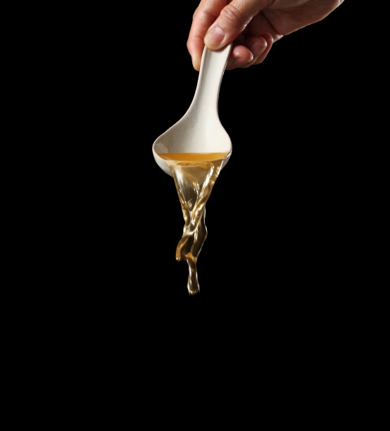 北斗浇面孤立在黑色的背景上，汤为寿喜烧鸡肉和鱼图片下载