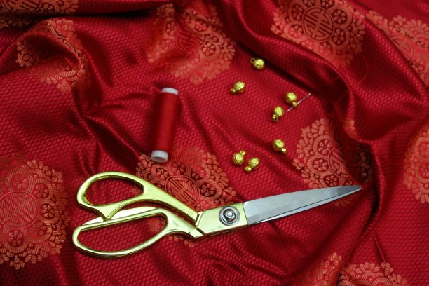 蒙古丝绸，有纽扣，线，针和剪刀图片下载