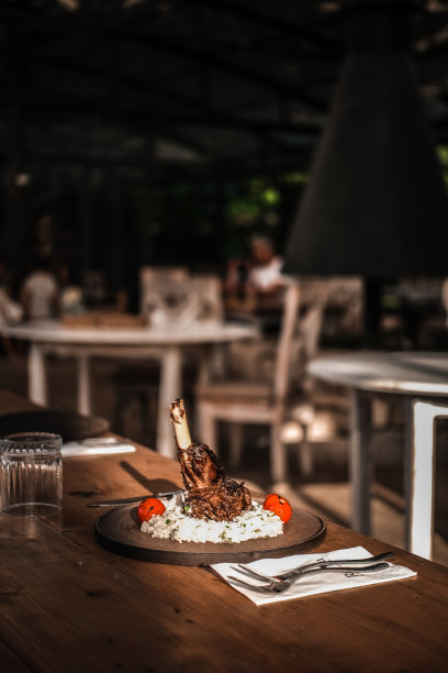 即食的肉在餐桌上图片下载