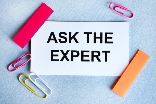 在名片上是文字询问专家，旁边贴纸，多色回形针。图片下载