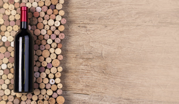 酒瓶放在葡萄酒软木塞上图片下载