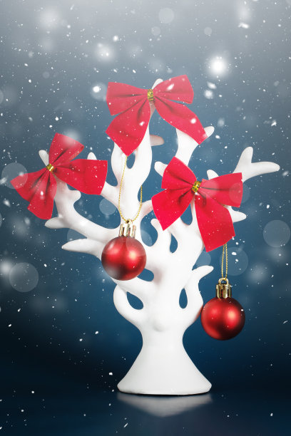 白色装饰树与红色的装饰品和弓图片下载