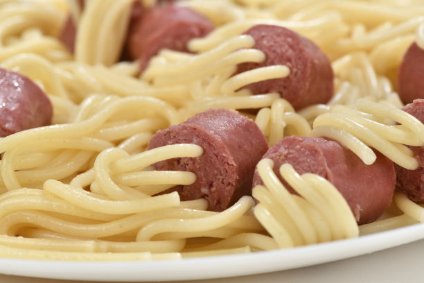 热狗串和意大利面条的特写照片图片下载