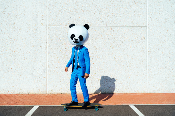 一个戴着大熊猫头的男人的故事形象图片下载