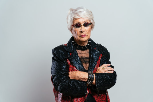 一个美丽优雅的老妇人的形象图片下载