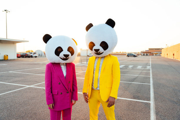 一对戴着大熊猫头的夫妇讲故事的形象图片下载