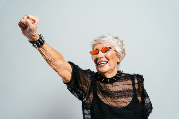 一个美丽优雅的老妇人的形象图片下载