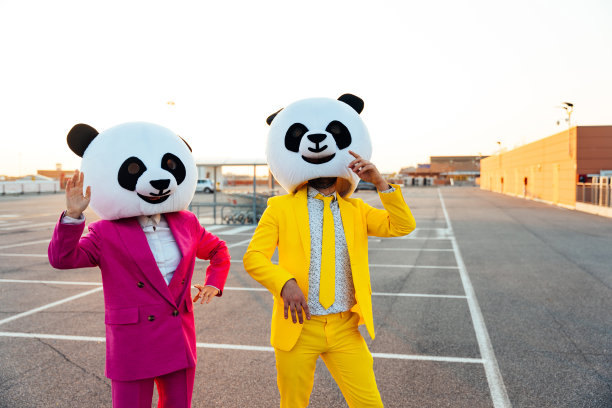 一对戴着大熊猫头的夫妇讲故事的形象图片下载