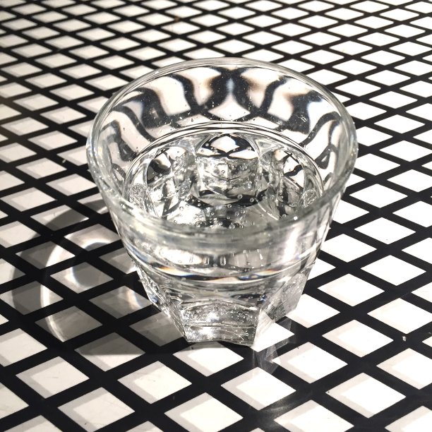 一杯在黑白方格背景上的苏打水图片下载