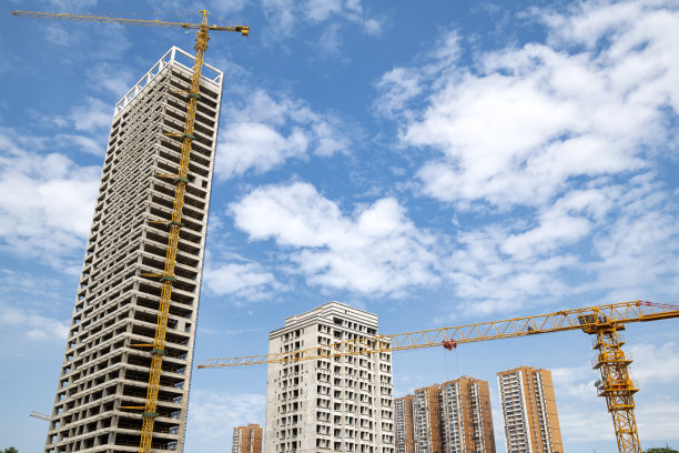 一座新大楼正在用塔式起重机建造图片下载