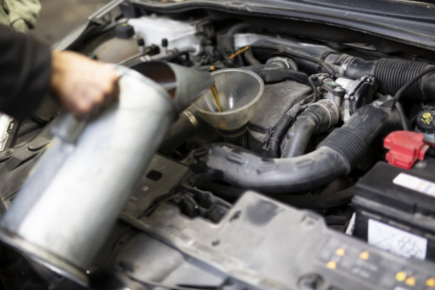 为机动车辆浇注机油图片下载