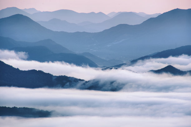 一个美丽的早晨，韩国的阴影与浓雾图片下载