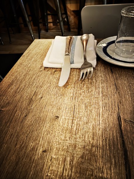 桌子放在木头桌子上图片下载