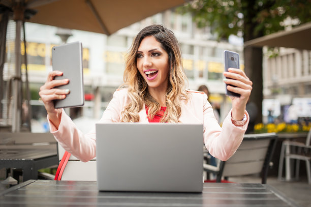 疯狂快乐的女孩会同时使用手机、平板电脑和笔记本电脑图片下载