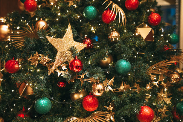 用球装饰圣诞树图片下载