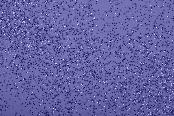 闪光的五彩纸屑在非常近的颜色，紫色抽象的背景。图片下载