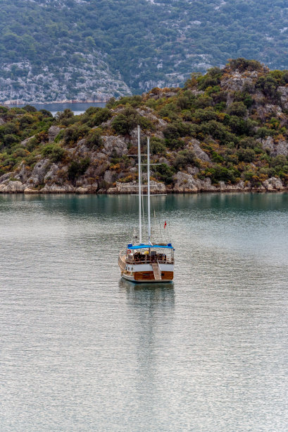 从西梅纳城堡俯瞰宁静的地中海海岸西梅纳村(Kaleköy)。土耳其古堡绿松石海景旅游胜地。10/26/2021图片下载