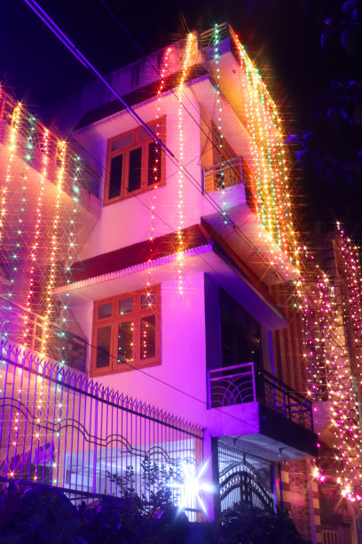 形象的房子阳台装饰着彩灯为印度传统节日的灯图片下载