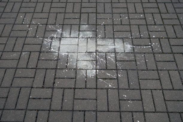 油漆溅到鹅卵石路面上。图片下载