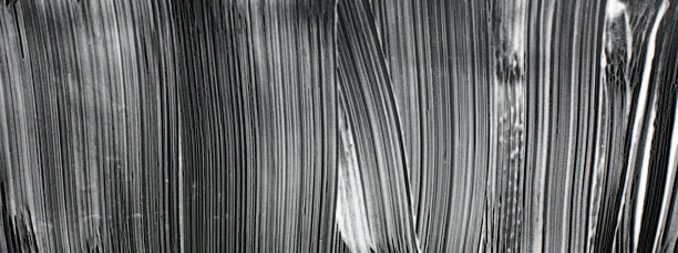 黑色表面有泡沫条状污渍。抽象水平grunge纹理背景。图片下载