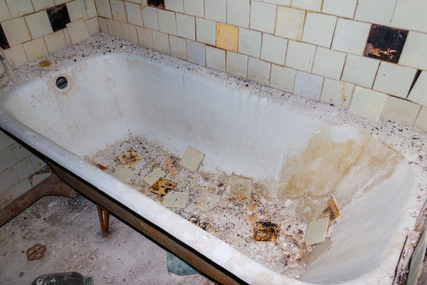 乌克兰切尔诺贝利隔离区普里皮亚季鬼城废弃公寓的浴室图片下载