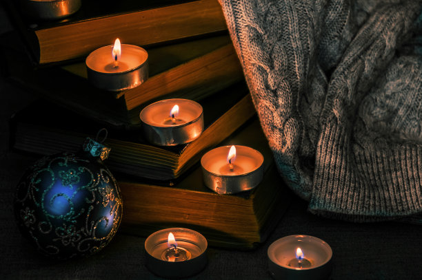 燃烧的蜡烛和温暖的针织冬毯图片下载
