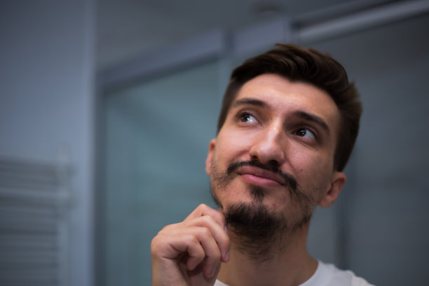 一个留着难看的异种胡须的男人的肖像图片下载