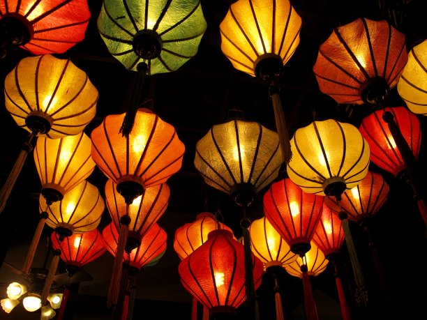 会安夜市有很多灯图片下载