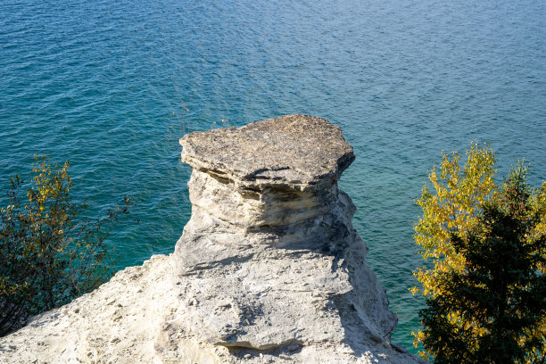 矿工城堡岩石沿苏必利尔湖在秋天，在图片岩石国家湖岸密歇根图片下载