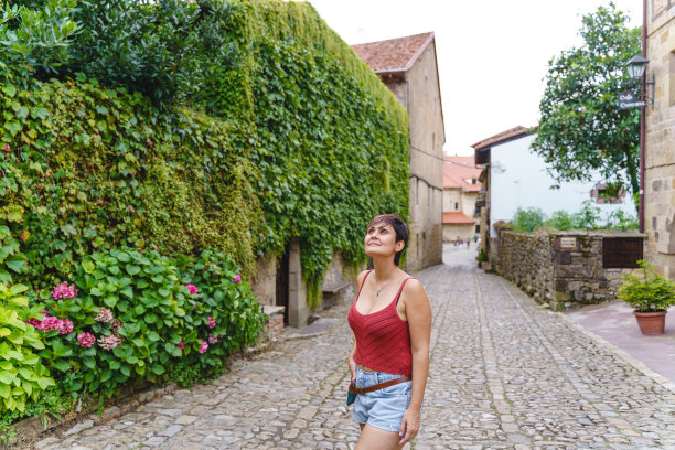 在坎塔布里亚观光的年轻西班牙女人的水平视图。图片下载