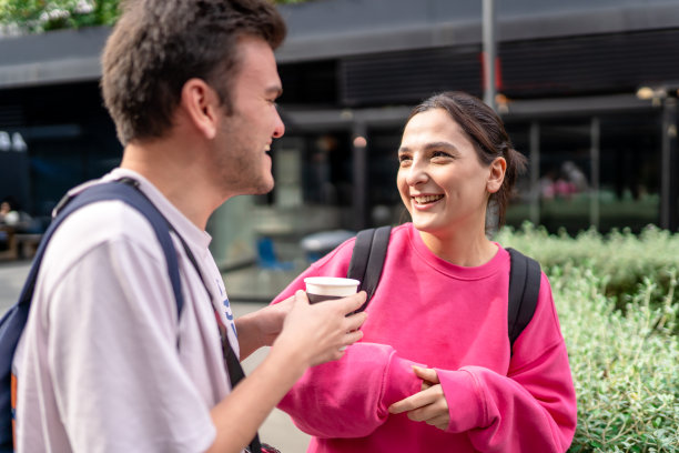 年轻的大学生花时间在校园里等待他们的讲座图片下载