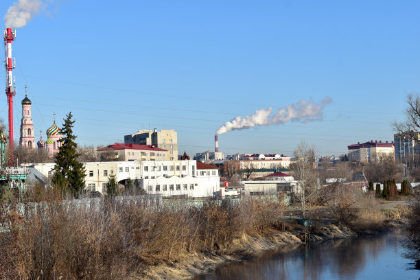 从河上看，你可以看到这座城市有无数的管道。图片下载