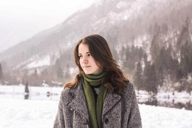 一个冬天的女孩的肖像。图片下载