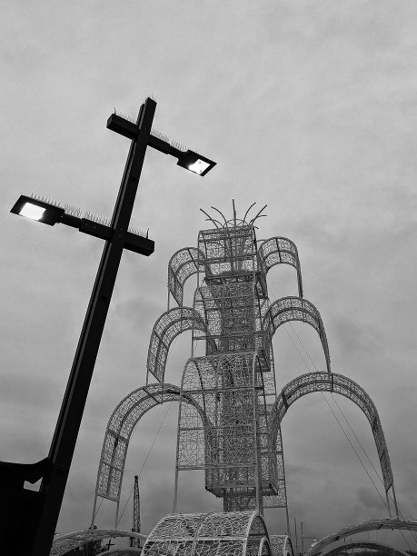 令人失望的金属圣诞树。图片下载